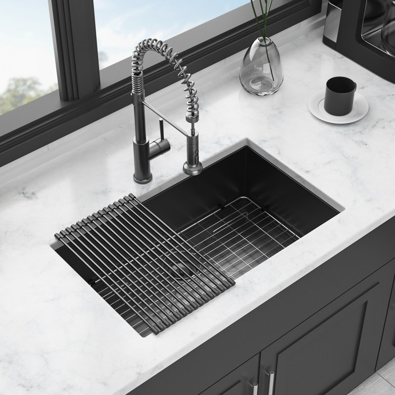 Évier noir en acier inoxydable de calibre 18 de 30 po x 18 po x 9 po avec système de drainage facile et système d'insonorisation.
