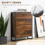 Armoire à chaussures étroite de style industriel avec 2 tiroirs rabattables et tablettes réglables pour un rangement et une présentation efficaces