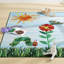 Tapis bleu / vert lavable à la machine à motif de scène de soleil «The Très affamé» par Eric Carle, bleu / vert, 4 pi 11 po x 6 pi 6 po-322483126