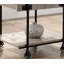 Table de bout de style industriel avec tablette inférieure ouverte, bois reproduit et pieds de roue, conception à lattes en finition naturelle et noire