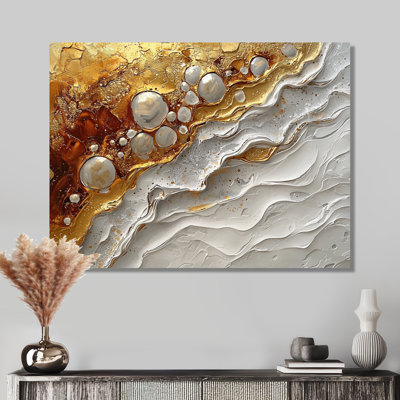 Rivière dorée de Calacatta, marbre abstrait I - art mural en marbre pour le salon