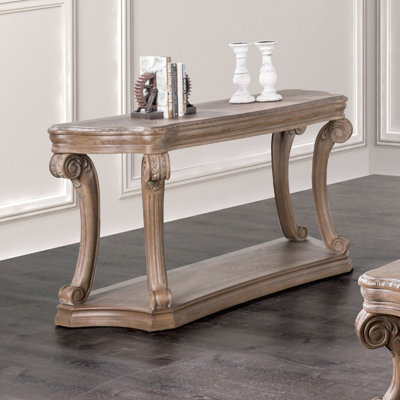 Table de canapé de style transitionnel avec grande tablette ouverte, pieds à volutes, moulures dentelées et finition chêne pour des espaces de vie élégants