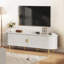 Meuble télé Mid-Century avec prise de courant | Convient aux téléviseurs, portes coulissantes et tablettes réglables-416225950-406768906