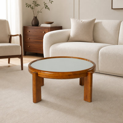 Table basse ronde avec dessus réfléchissant et structure en bois massif pour un décor de salon rétro