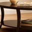 Table basse ovale de style Perth avec tablette inférieure; Sa conception simple complète divers canapés d'intérieur.