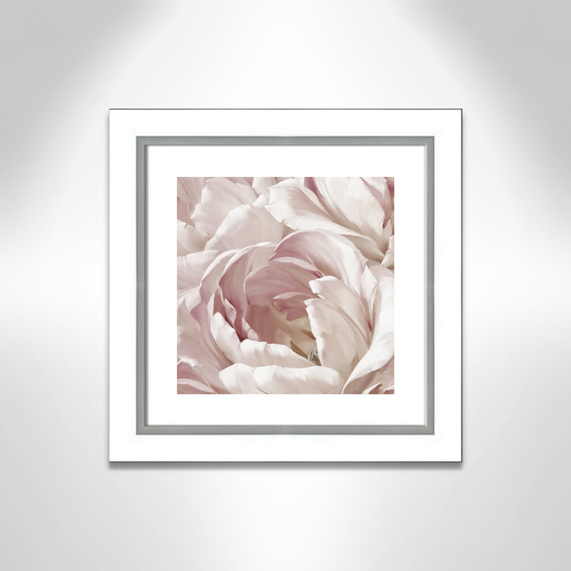 Intime rosé II - photographie, Encadrement blanc / argenté, H 19,25 po x l 19,25 po x P 1,125 po