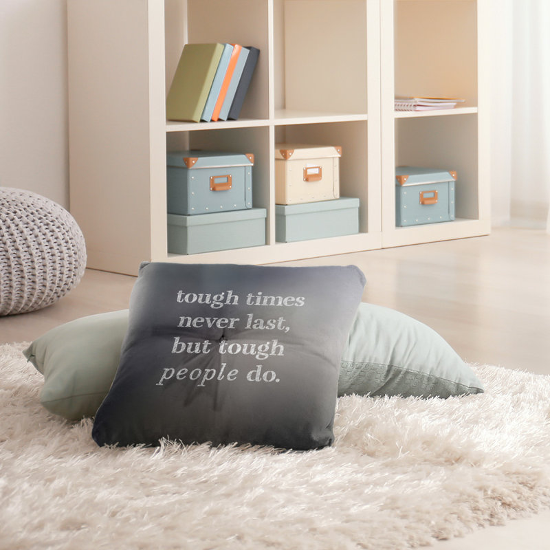 Coussin décoratif intérieur / extérieur Tough Times, 30 po x 30 po, Gris