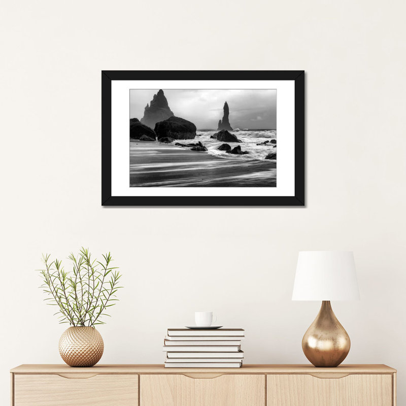 «Wicked Waters», reproduction sur toile, H 16 po x l 24 po x P 1 po, Papier avec cadre noir, Blanc