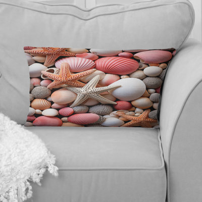 Coussin beige et coquillage rose sur la plage II