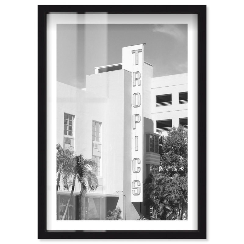 «At the Tropics Shadowbox» par Notoriart, H 16 po x l 11 po, Noir