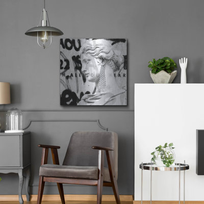 «Graffiti Bust 1» par Karen Smith, art mural en métal, 24 po x 24 po