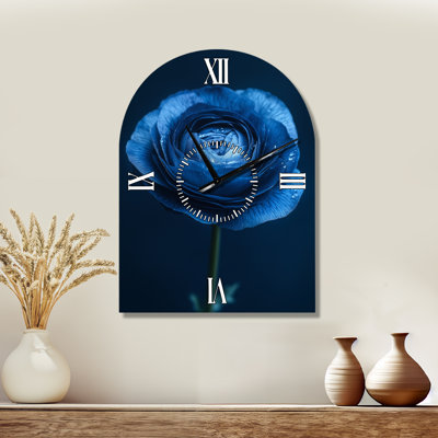 Horloge murale minimaliste en métal arqué Indigo Ranunculus Petal Moonlight II
