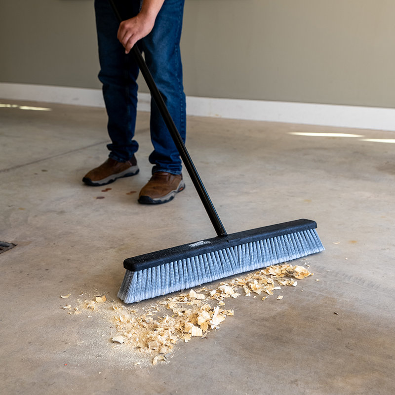 Balai-brosse Harper Everyday de 61 cm (24 po) pour surfaces lisses avec manche en métal de 152 cm (60 po).