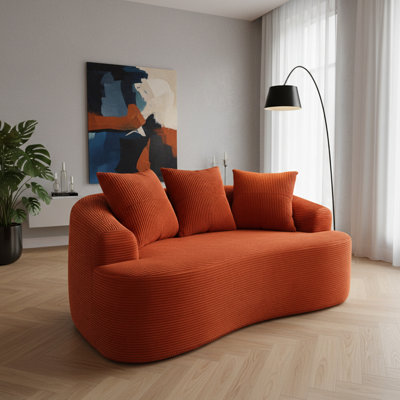 Canapé incurvé rouge orangé de 169,7 cm avec coussins à ressorts ensachés, 3 coussins décoratifs, revêtement en velours côtelé doux et confortable, idéal pour se détendre.