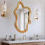 Miroir mural de forme irrégulière avec cadre en bois naturel