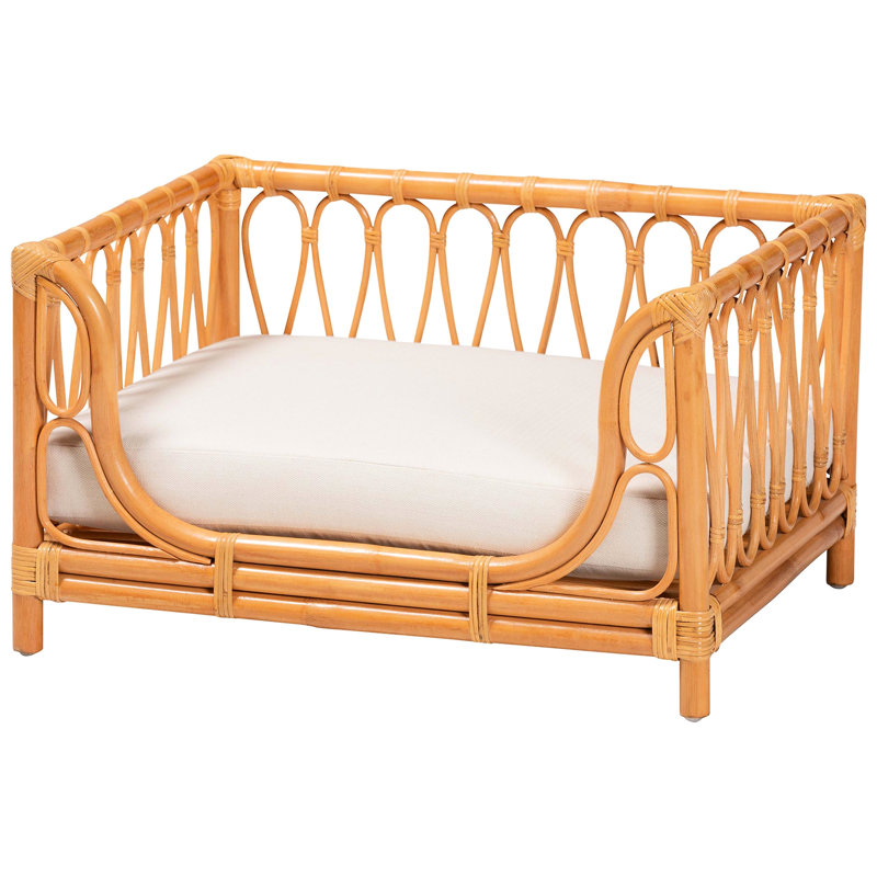Lit pour animal de compagnie de style bohémien fabriqué à partir de bois naturel avec cadre ajouré et ornements décoratifs, rembourrage en mousse rembourré et rembourré en tissu, bordure surélevée, entièrement assemblé, couleur miel, 22 profondeur, 28 po