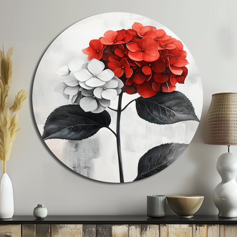 Hortensias monochromes avec décor de pétales rouges I - hydrangées, art mural rond en métal, H 36 po x l 36 po