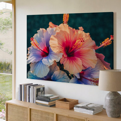 Toile, vue rapprochée de fleurs d'hibiscus vibrantes mettant en valeur leurs pétales muraux dans un dégradé époustouflant de tons pastel doux avec art mural sur toile