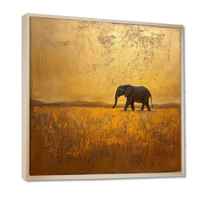 Éléphant doré dans le désert ouvert d'Afrique I - Éléphant, art encadré