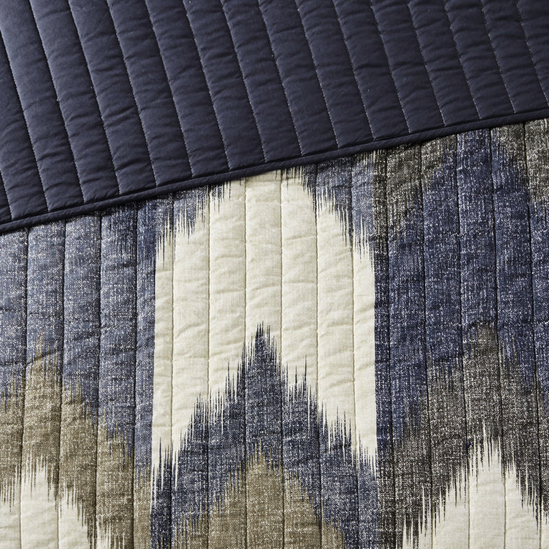 471260963-E60E Comforter