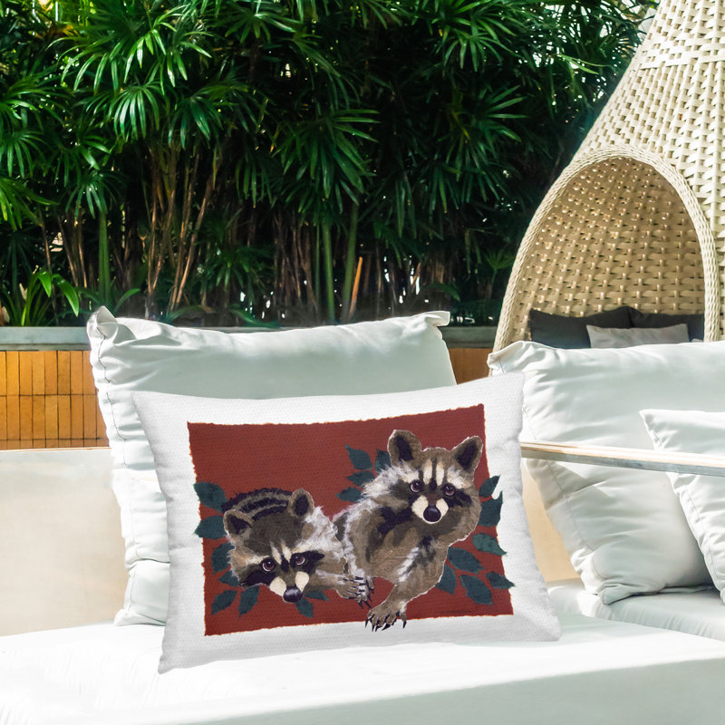 Coussin décoratif imprimé deux ratons laveurs et feuilles par Nancy Overton
