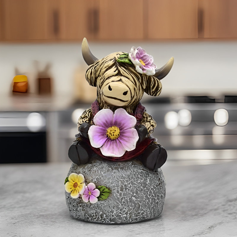 Figurine de vache Highland H 6 "assise sur pierre