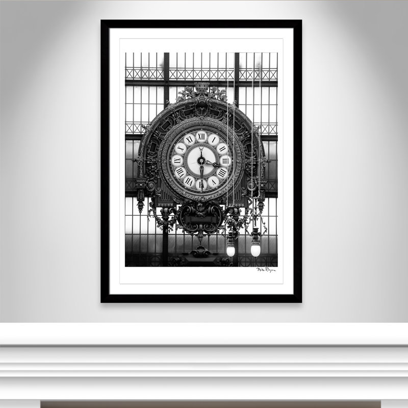 Horloge dorée du musée - impression de Paris par Mike Ragan, Papier avec cadre simple noir, Blanc / Blanc