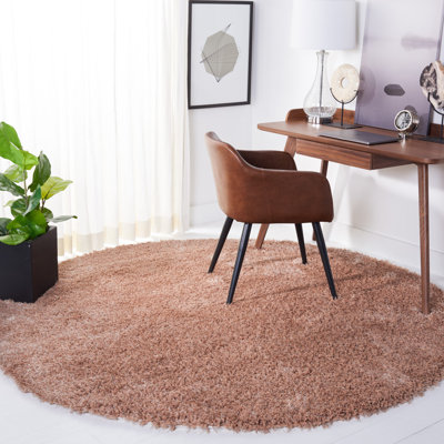 Tapis brun touffeté à la main