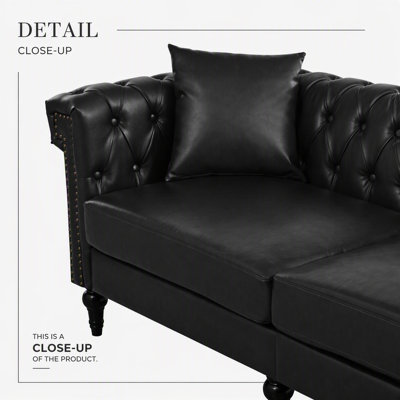 Canapé d'angle Chesterfield réversible en forme de L avec accoudoirs arrondis et capitonnage, idéal pour les espaces de vie modernes et classiques.