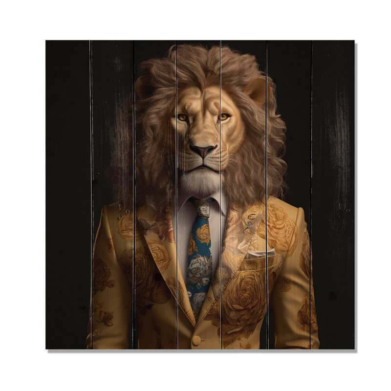 Cristien, lion jaune en costume sur bois, H 15 po x l 15 po x P 0,78 po