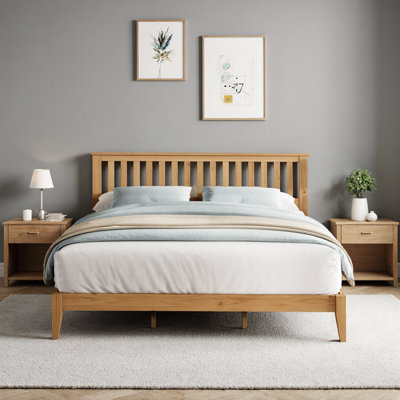Structure en bois, lattes intégrées (sans sommier tapissier), bandes antidérapantes, dégagement sous le lit de 7,5 po