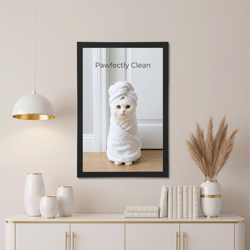 Chat parfaitement propre enveloppé dans une serviette - Toile tendue sur châssis (lot de 1), H 18 po x l 12 po