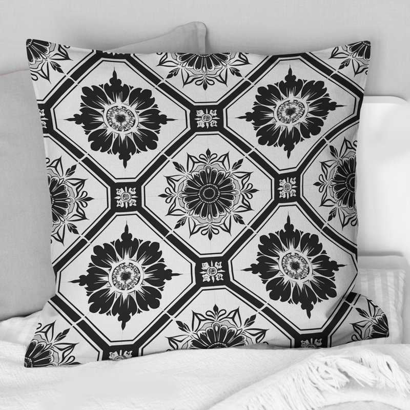 Coussin décoratif traditionnel noir et blanc avec motif floral octogonal I, H 16 po x l 16 po