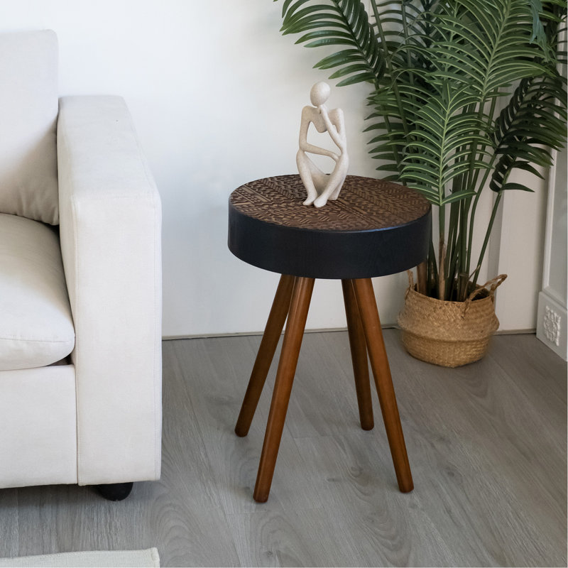 Table basse ronde de 15,7 pouces avec plateau sculpté, petite table idéale pour les petits espaces, table de chevet moderne, convenant au salon, à la chambre à coucher, au coin et au bureau (noir et brun)