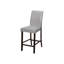 2 chaises de salle à manger à hauteur de comptoir, revêtement en similicuir gris, pieds en bois brun, confortable pour la cuisine et le lieu, style transitionnel contemporain rembourré avec cuisine rembourrée, style