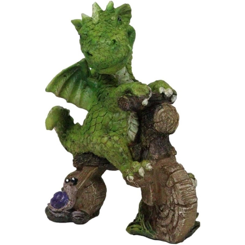 Figurine fantaisie bébé wyrmling chevauchant une bûche en bois