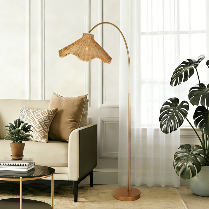 Lampe sur pied arquée en rotin 70,5 po Millerville, Satin