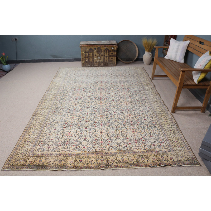 Découvrez le charme de ce grand tapis turc fabriqué à la main pour le décor de votre salon