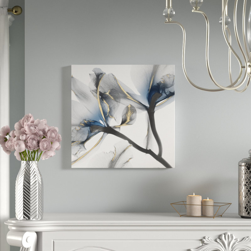 « Indigo Luster Cyclamen 2 » - Impression sur toile tendue, H 30 po x l 30 po