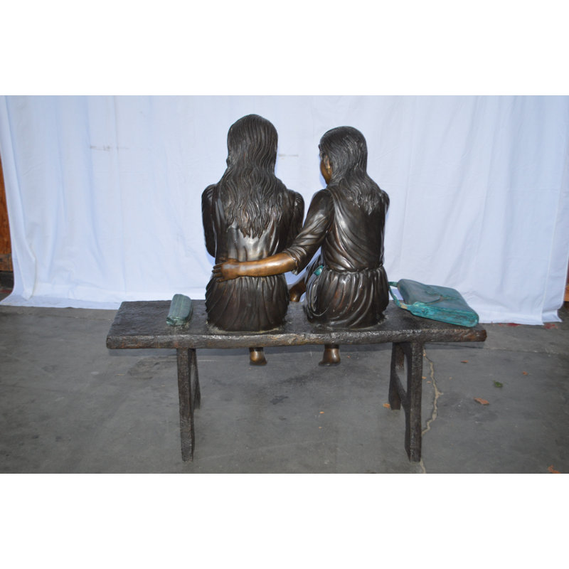 Statue en bronze de deux écolières assises sur un banc - Taille: L 45 po x l 24 po x H 41 po.