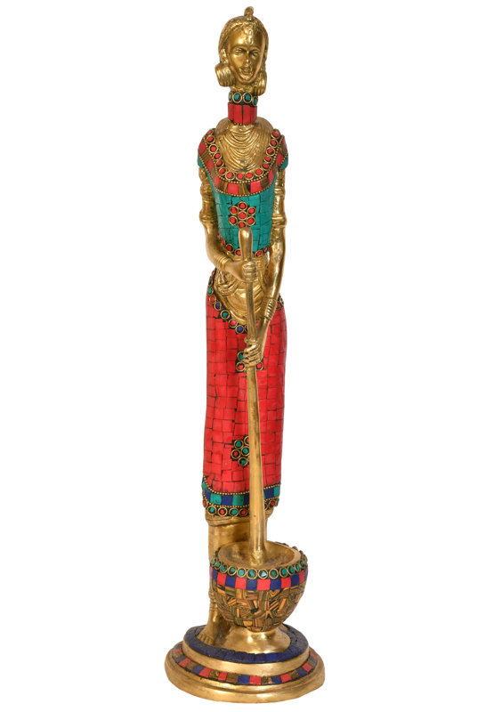 Dame tribale africaine battant du riz