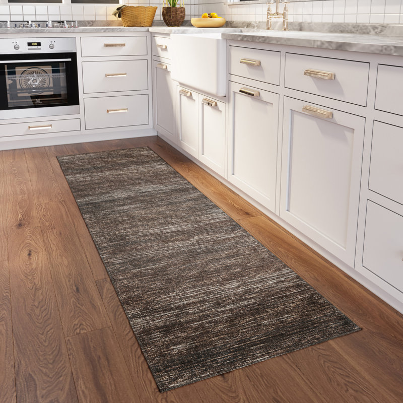 Tapis brun en polyester tissé à la machine Ehrhardt Nakamura, Tapis de couloir 2 pi 3 po x 7 pi 6 po