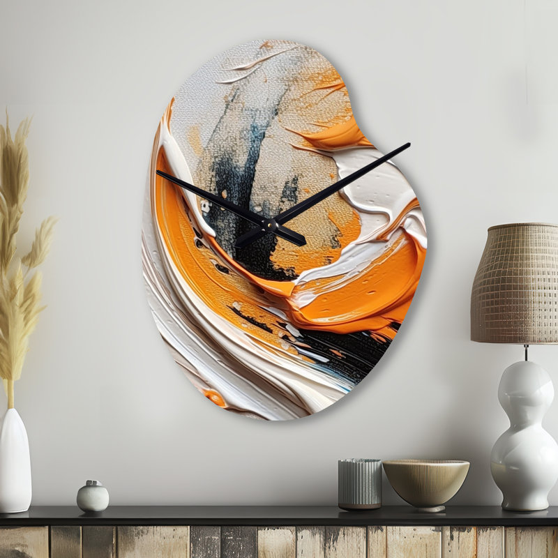 Orange et noir Mystic Spirals IV - Horloge murale en forme de spirale abstraite unique, impression d'horloge murale asymétrique
