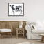 Vache laitière sur cadre flottant blanc, design par Sara Baker-836618497-836618510