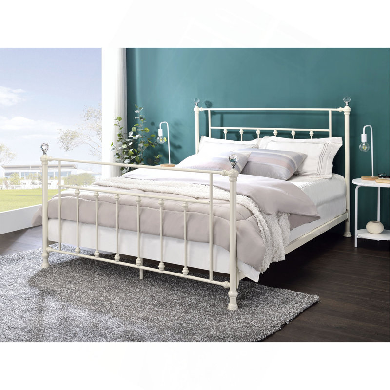 Lit blanc avec structure élégante - métal, détails de broche, tête de lit double en métal de 56 po de profondeur et supporte jusqu'à 330 lb