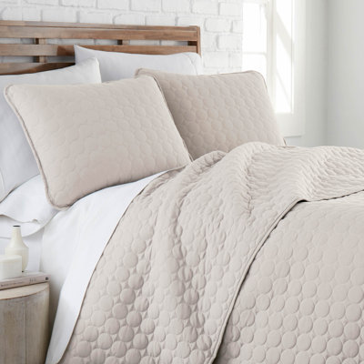 Southshore Fine Linens Southshore Essentials Quilt Set in Pastel Pink, Double-Brushed Microfiber Oversized Embroidered Lightweight Quilt with 2 King Pillow Shams, King / California King