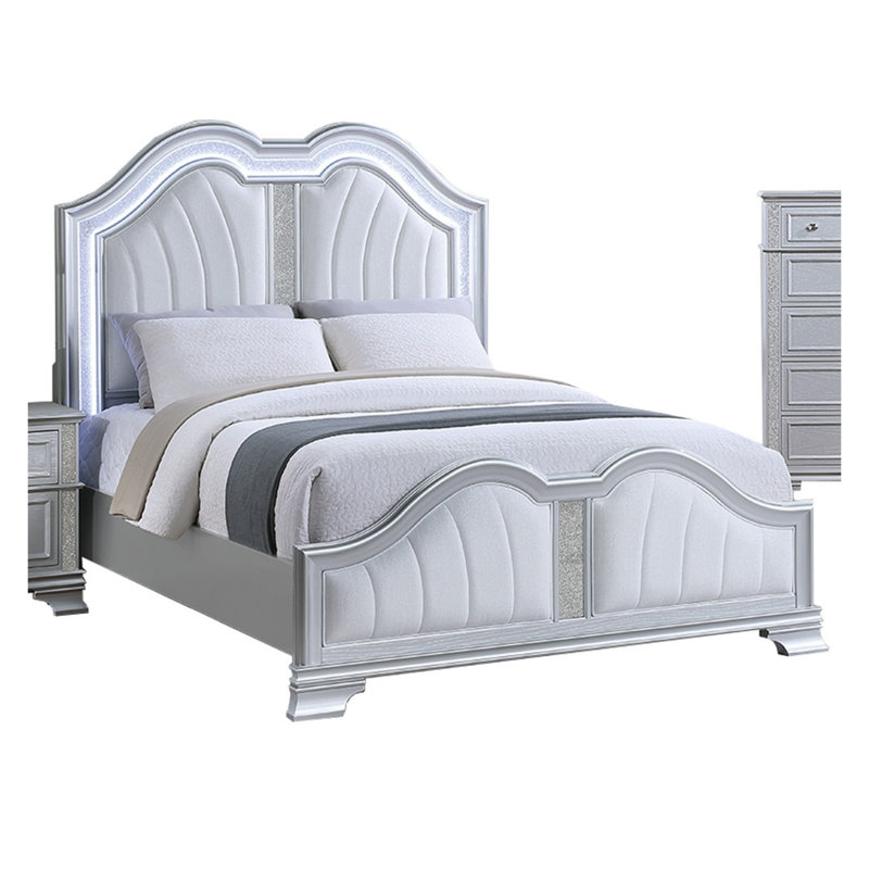Lit contemporain de très grande taille avec finition argentée, lumières à DEL intégrées, silhouette et rayures scintillantes sur un revêtement en tissu doux de style chambre à coucher,