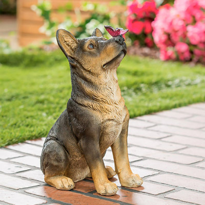 Statue acai berger allemand avec ami papillon