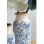 Vase en céramique bleu et blanc avec motifs floraux traditionnels
