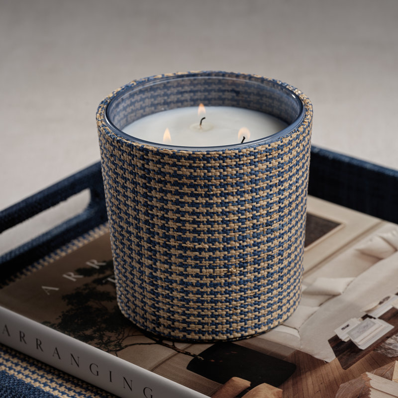 Bougie parfumée Sunset Beach dans un panier pied-de-poule bleu naturel
